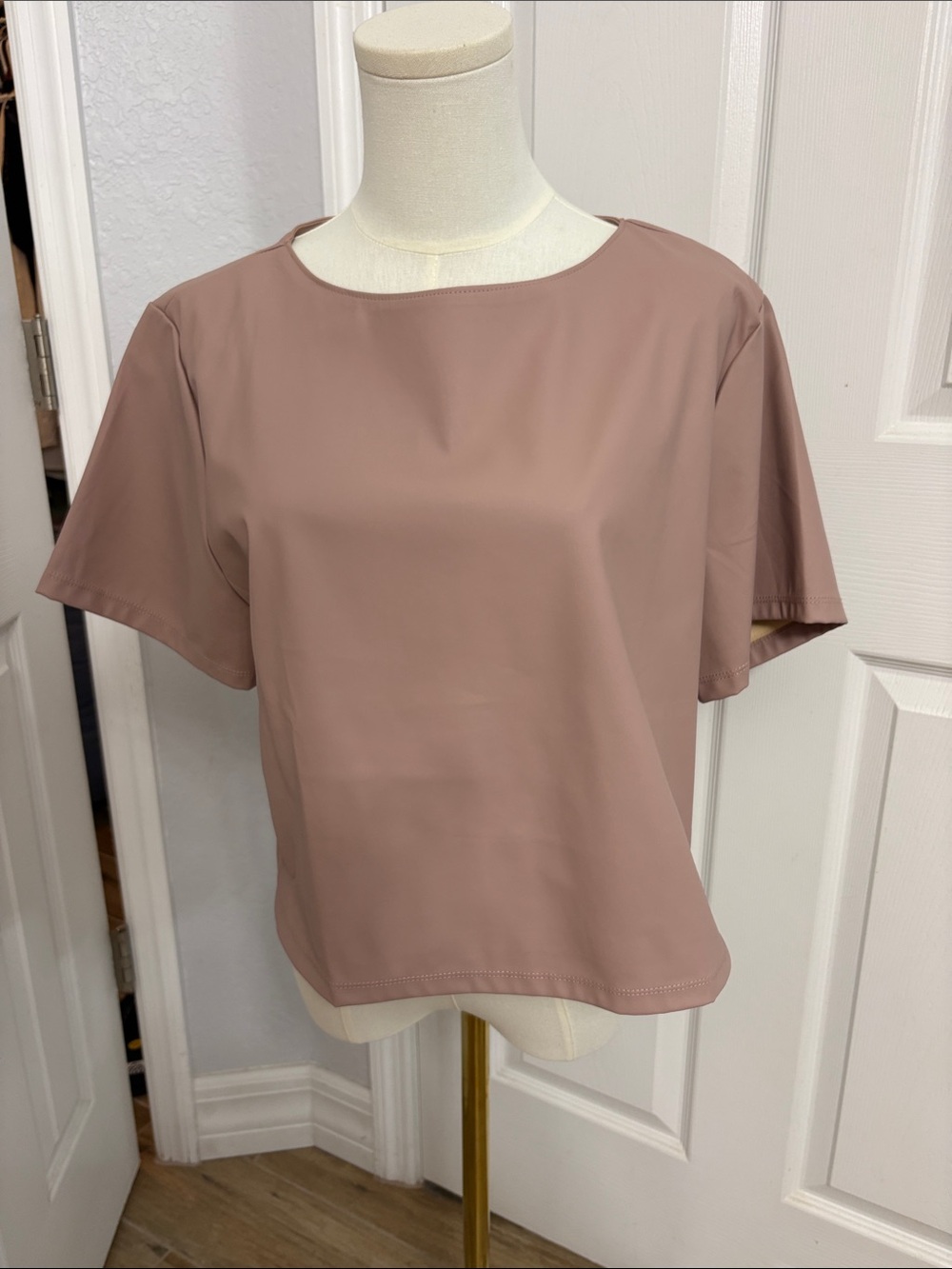 Classic Short-Sleeve Pleather Boxy Top in Mauve